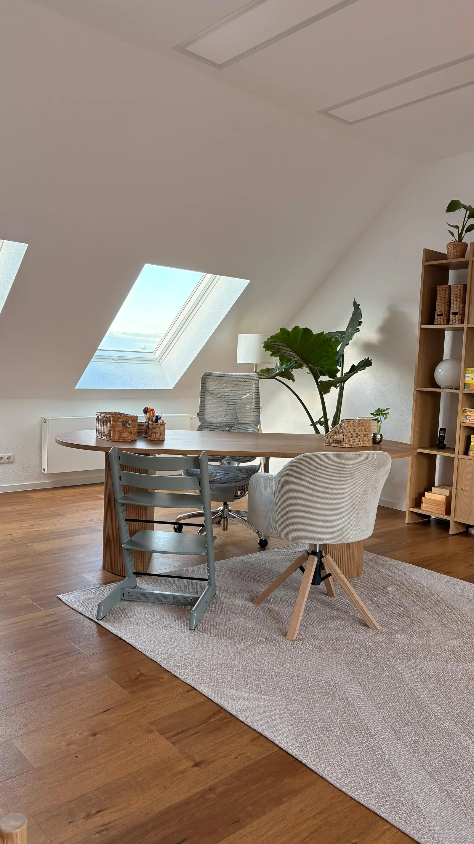 Moderner Arbeitsplatz in der Logopädie-Praxis